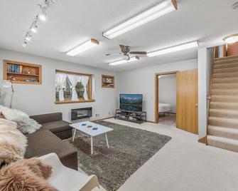 Nordic Mn Apartment With Private Laundry! - Andover - Living room