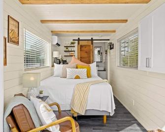 New The Sunrise Cozy Container Home - Fredericksburg - Habitación