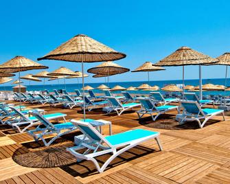 هوليداي إن أنتاليا - لارا، آن آي آيتش جي هوتل - أنطاليا - شاطئ