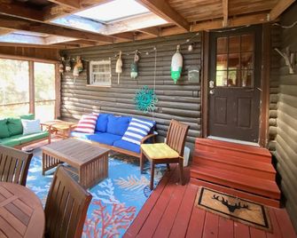 Cozy & Pet-Friendly Log Cabin with Access to a Private Beach! - Boothbay Harbor - Patio