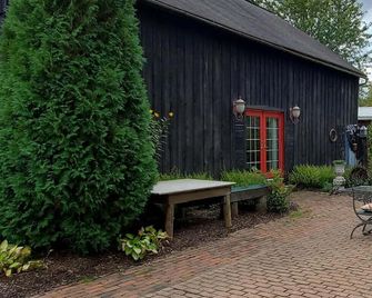 Esther's Barn; Private & Cozy; 1/2 mile from The University of Mt. Union. - Alliance - Patio