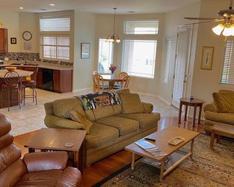 Large Upscale Vacation Home in Coyote Ranch with Private Pool, RV parking - Casa Grande - Sala de estar