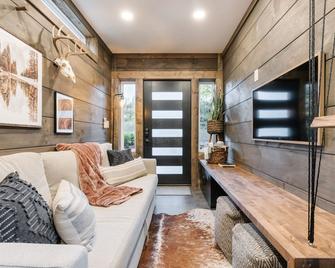 Shipyard 2.0 | Hot Tub, Waterfall, Fire Pit + Hammock! - Columbus - Living room