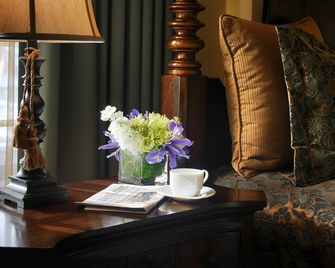 Hotel Baker - Saint Charles - Bedroom