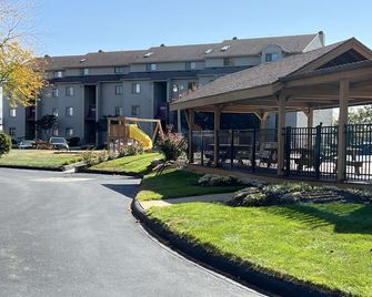 Beautiful Port Clinton Condo with Lake View! Short Walk to the Jet Express! - Port Clinton - Bygning