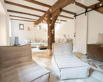 Ferienhaus mit Charme im Elsass. 120qm Alleinnutzung, 3 SZ, Wald, Berge, Natur - Rott - Living room