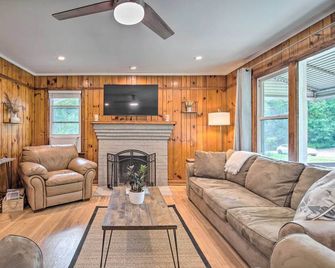 Cozy Arden Cottage, 2 Mi to Lake Julian Park! - Arden - Wohnzimmer