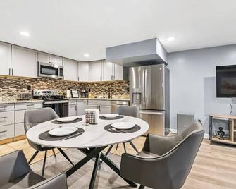 Luxe and Spacious Boston 3BD 2BA apt w Free Parking - Boston - Dining room