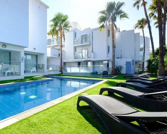 Rio Gardens Aparthotel - איה נאפה - בריכה