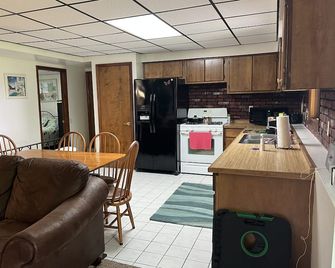 Graham House /Relax, Walkout. Close To Casino, Farmers Market,shops, And Eats - Battle Creek - Cocina