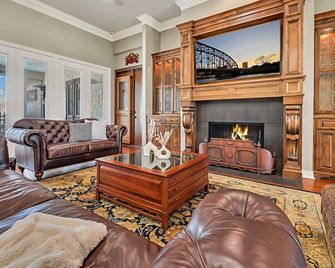 New Epic House-pool-theatre-hot Tub-game Room - Lorena - Living room