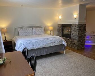 Honeymoon Suite with Large Jetted Tub - Vernal - Schlafzimmer