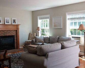 Summer 2025! Only 3 weeks left-book now to avoid disappointment! 7/5 still open! - West Kingston - Living room