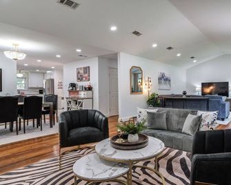 Tech Terrace Retreat 3BD, Walk to TTU, Hot Tub, Fire-Pit, Parking for 6 cars - Lubbock - Living room