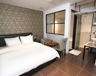 Changwon Palyongdong Praha Hotel - Changwon - Bedroom