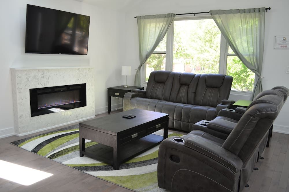 Spacious Downtown Chicago Condo with Spa Bath, King Bed, Patio, 3 Blocks to L - Chicago - Living room