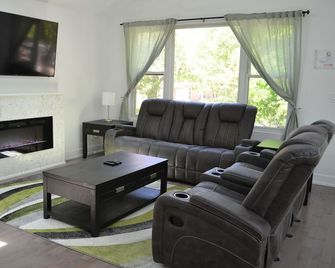 Spacious Downtown Chicago Condo with Spa Bath, King Bed, Patio, 3 Blocks to L - Chicago - Living room
