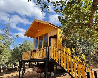 Live amid nature in the most beautiful Ajloun Hut - Ajloun - Building