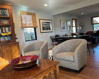Charming 3-bedroom house with fenced In backyard & pond in downtown Lewes - Lewes - Living room