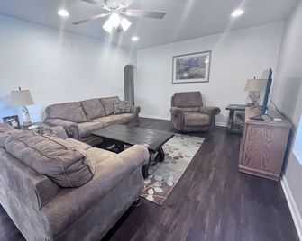 Charming lakefront home on all-sports Little Crooked Lake in Sister Lakes - Dowagiac - Living room