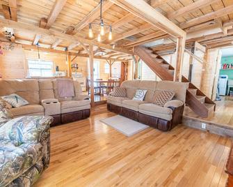 Lillie's Lil Cabin: Explore, Relax, Repeat - Perfect for Families & Outdoor Lovers - Curtis - Sala de estar