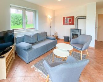 Ferienwohnung mit Sauna und Kamin - 200 Meter zum Strand - Wiesengeflüster - Röbel/Müritz - Wohnzimmer