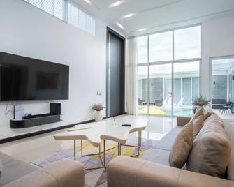 Unique 8BR villa's in Phuket - Panwa - Living room