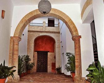 Frenteabastos Hostel & Suites - Carmona