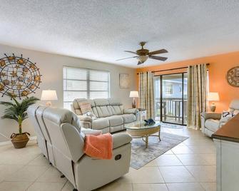 Updated Beachside Condo! 2 Balconies, Grill, Free Parking & Free Activities! ~ 6 Pipers Nest - Clearwater Beach - Wohnzimmer