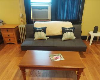 The Hikers Roost - Elkton - Living room