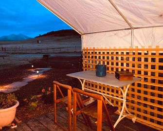 Pet-Friendly and Gorgeous Safari Tent for a Glamping Getaway near White River National Forest, Colorado - Carbondale - Patio