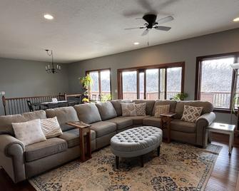 Wooded cottage on 10 Acres to explore and entertain - Winterset - Living room