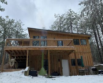 Modern, woodsy 2-bedroom cabin for pet-friendly, family-friendly, cozy getaways - Rockmart - Edificio