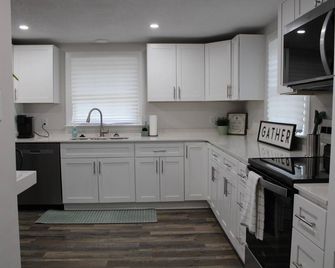 3-bedroom house in peaceful Norfolk with cool AC - Norfolk - Cuisine