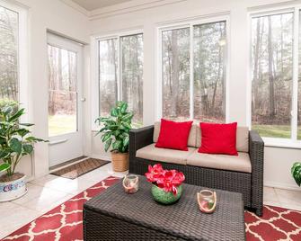 Beautiful remodeled townhouse in Sea Colony West near the fitness center\n - Bethany Beach - Living room