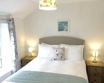 Views over the River Cleddau and Neyland Marina - Milford Haven - Bedroom