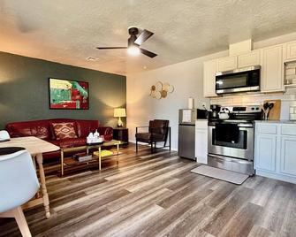 Plaza District Budget Studio Full Kitchen #20a - Oklahoma City - Salon