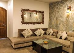 Bellevue Luxury Apartments Nathia Gali - Nathia Gali - Living room