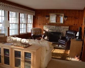 Charming 2-bedroom cottage on Lake Koshkonong in Fort Atkinson, Wi. - Fort Atkinson - Вітальня