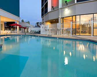 Staybridge Suites Long Beach Airport By IHG - Long Beach - Piscina