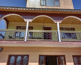 Hotel O Home Hitesh Homestay - Patnitop - Building