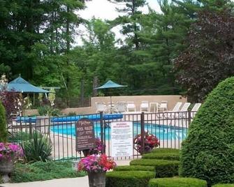 Tall Pines Motel - Lake George - Piscina