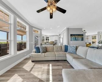 Luxe & Comfy Vineyard Estate ~ Breathtaking Views! - Clarksburg - Living room