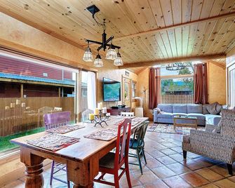 Small log home in the heart of Little Italy - Red Lodge - Dining room