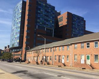 Johns Hopkins Medical Campus w/ Parking - Baltimore - Building