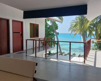 Comfy Cool Breeze by eMzaz - Dhiffushi - Balcone
