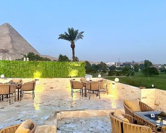 garden pyramid view - El Cairo - Patio