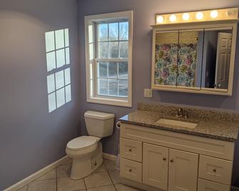 Quiet 3 BR 1.5 Bath Duplex Near 5 Colleges, Connecticut River, and Hiking Trails - Granby - Bathroom