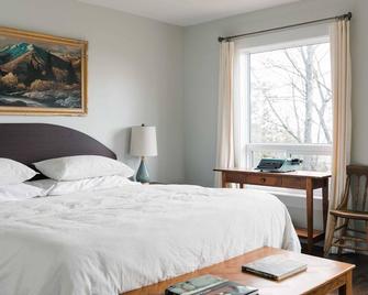 Tanglewood - Large Waterfront Home In Pec - Picton - Bedroom