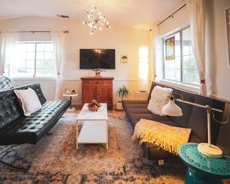 Great place to relax after a day exploring Joshua Tree Park. Large kitchen. - Yucca Valley - Obývací pokoj